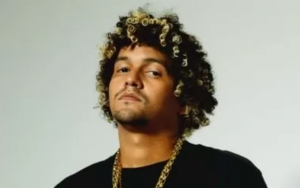 MC Estudante é preso por descumprimento de medida protetiva contra a ex-namorada