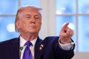 Trump anuncia tarifa de 25% a países que mantiverem negócios com o Irã