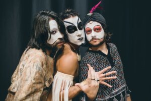 Espetáculo premiado “Flores Astrais” celebra o legado de Secos & Molhados no Soberano Jazz Club, em Itaipava