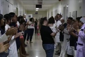 Bebê baleada na Avenida Brasil recebe alta após mais de 50 dias internada