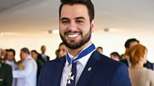 Prisão de Filipe Martins, ex-assessor de Bolsonaro, é autorizada por Moraes após descumprimento de cautelares