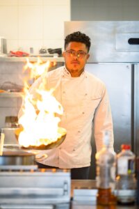 Cria de Madureira, Denys Moreira leva brasilidade ao Hell’s Kitchen Bulgária