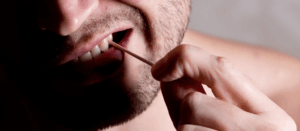 Saúde Bucal: Quais são os prejuízos de palitar os dentes?