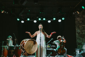 Show que conecta ancestralidade afro-brasileira e autoconhecimento chega ao palco do Teatro Sérgio Porto dia 29 de janeiro