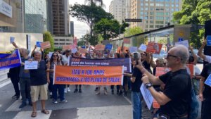 Aposentados do Banco Itaú protestam contra fim de subsídio em planos de saúde 
