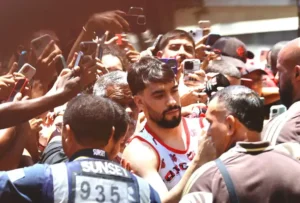 Lucas Paquetá chega ao Rio e é recepcionado por multirão de torcedores