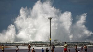 Ondas gigantes após maré baixa provocam destruição e deixam mortos e feridos na costa de Buenos Aires
