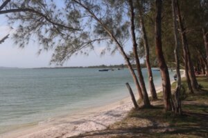 Praia de Caiçara, em Figueira, é destaque turístico na Lagoa de Araruama com selo Bandeira Azul