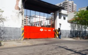 Após lacração de garagens, motoristas da Real e Vila Isabel fazem protesto