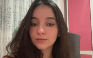 Homem esfaquea estudante e é preso; Ele também é acusado de perseguir a jovem