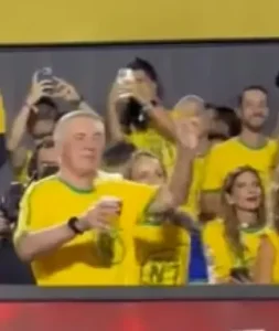 Ancelotti vai até a Sapucaí e aparece ao lado de Ronaldo Fenômeno