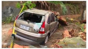 Motorista passa mal durante temporal e é resgatado em alagamento na Ilha do Governador
