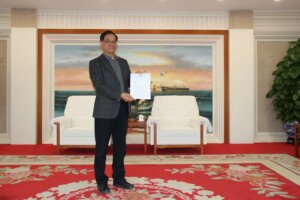 Firme como o aço, mas de coração sensível: Zhong Qingming recebe a “Medalha Guardião da Cultura” no Brasil