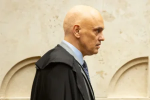 Impeachment de Moraes ganha força após mensagens de Vorcaro e sua esposa