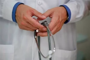 MEC aplica sanções a cursos de Medicina após desempenho insatisfatório no Enamed