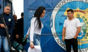 Monique Medeiros é oficialmente demitida de seu cargo com profesora da Prefeitura