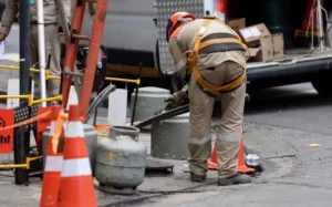 Queda de fio de alta tensão deixa bairros sem luz na Zona Sudoeste