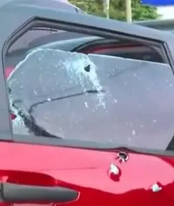 Tiroteio em Curicica deixa dois homens gravemente feridos dentro de carro