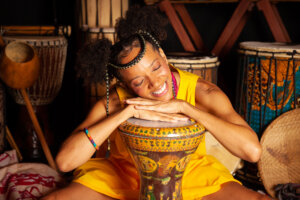 Espetáculo infantil “A Menina Akili e Seu Tambor Falante” realiza apresentações no Rio e em Caxias