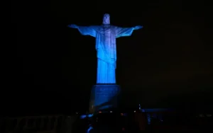 Cristo Redentor foi  iluminado de azul  e emociona fiéis em homenagem ao Dia do Autismo