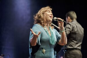 Jane Duboc embala o fim de semana do Dia das Mães com voz e violão em Itaipava