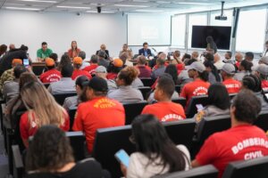 Bombeiros civis lotam a Alerj em audiência sobre segurança em grandes estabelecimentos