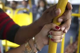 Rio sanciona lei inédita para enfrentar abuso contra mulheres no transporte coletivo