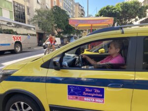 A Câmara propoe que taxis tenham faixa rosa para identificar motoristas mulheres
