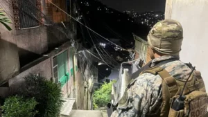 BOPE faz operação no Morro dos Prazeres contra o trafico e encontra muros com fendas