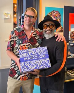 Estilista das celebridades “Hermes Inocencio” faz sua primeira collab e começa em grande estilo, abrindo caminho na Europa