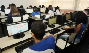 Brasil ultrapassa marca de 100 mil escolas públicas com internet gratuita