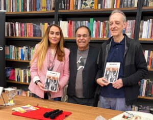 Sessão de autógrafos com Siro Darlan