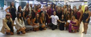 “Diabo Dança Prada”: Flashmob une moda e empoderamento em homenagem emocionante ao Dia das Mães