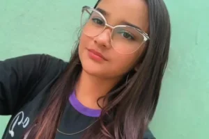 Adolescente morre com choque elétrico enquento usava a chapinha em casa