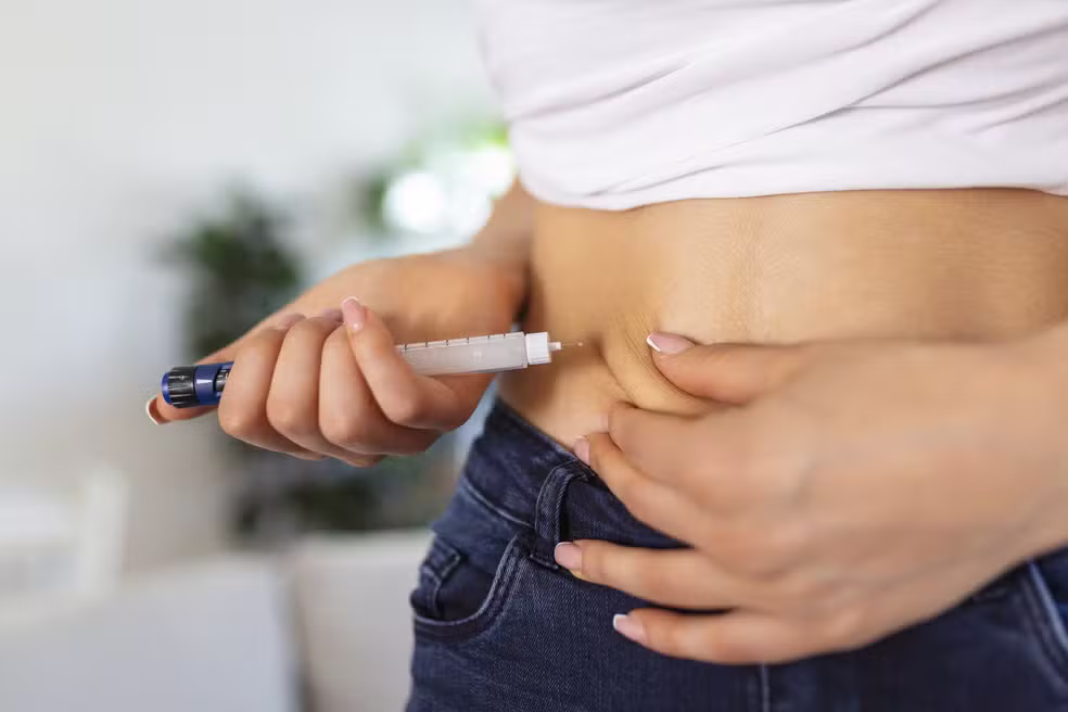 diabetic-patient-using-insulin-pen-making-insulin-injection-home-young-woman-control-diabetes-diabetic-lifestyle Foto: Divulgação