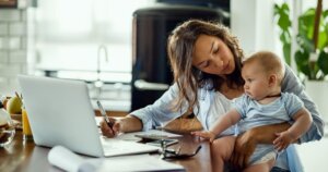 Mães solo sustentam crescimento do consumo no Brasil e desafiam marcas a provar valor