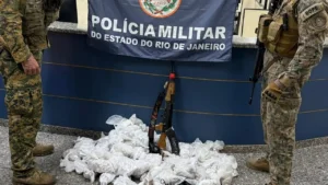 Operação em Vargem Grande apreende fuzil AK-47 e carga de drogas
