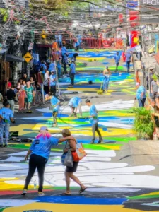 Rocinha na Copa do Mundo mantém tradição e já ganha ruas verde e amarelas