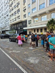 Instituto Corrente Humanitária leva acolhimento e alimento às ruas do Centro do Rio