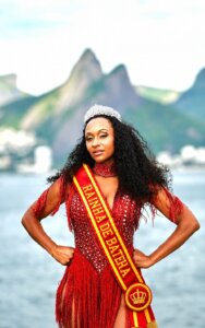 Unidos de Lucas anuncia Maya Chason como rainha de bateria para o carnaval 2027