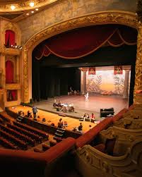 Theatro Municipal do Rio se transforma em galeria e olha a cidade por dentro
