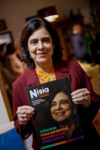 Nísia Trindade lança livro e participa de encontro na casa do professor José Luiz Niemeyer Filho, no Leme