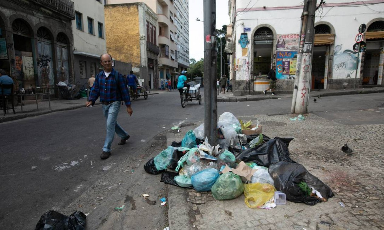 lapa-lixo-rio-pilhas-ruas-comlurb Reprodução