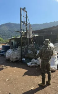 A policia ambiental fecha ferro-velho irregular em Angra dos Reis e é flagrado no local risco sanitario