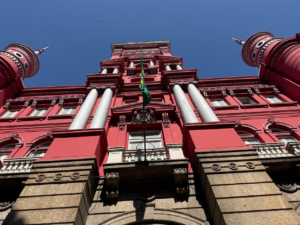 Oficina de pintura incentiva criatividade de crianças no Quartel Central dos Bombeiros