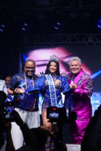 Grazi Xavier é coroada por Milton Cunha como rainha de bateria da Unidos da Ponte