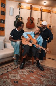 Gilsons criam versão exclusiva de “Semeia” para campanha da AXIA Energia no Rock in Rio Brasil 2026