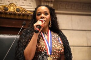 Rafaela Bastos recebe Medalha Pedro Ernesto em reconhecimento à sua trajetória