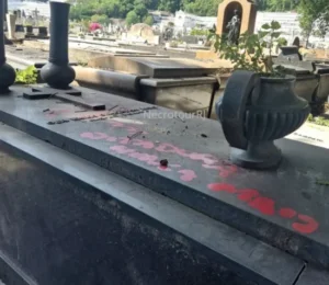 Túmulo de Emílio Garrastazu Médici, ex-presidente do regime militar, é vandalizado com pichação