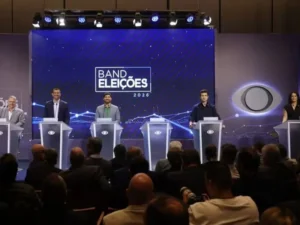 Debate Eleições RJ: Segurança Pública em Foco, Paes Ausente e Críticas à Gestão Atual